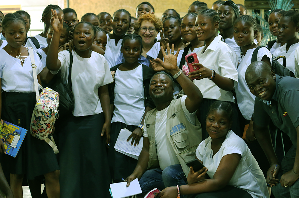 Mission 2025 : Après la séance de travail, pause joyeuse des jeunes de l'Institut Keela avec quelques animateurs et Martine Libertino